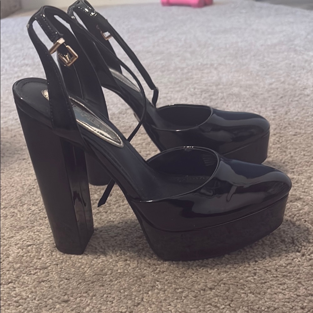 Black High Heeled Platform Sandals with Chunky Heel and Open Toe Design